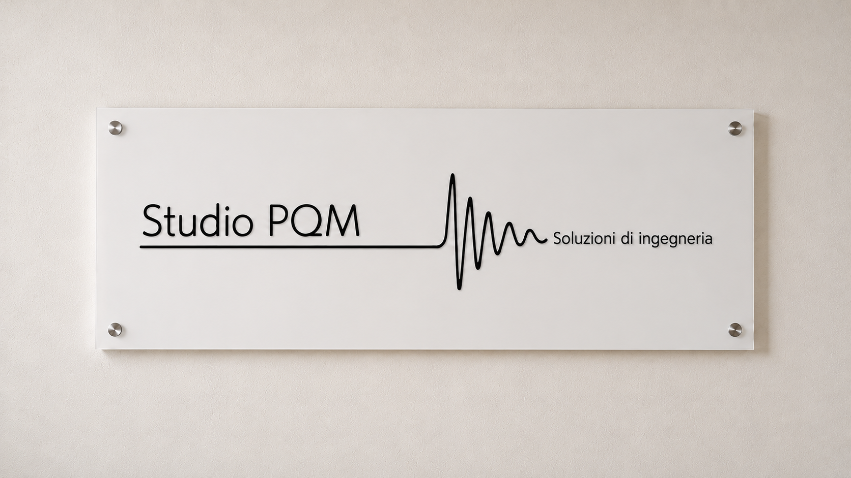 Targa Studio PQM sulla parete dello studio